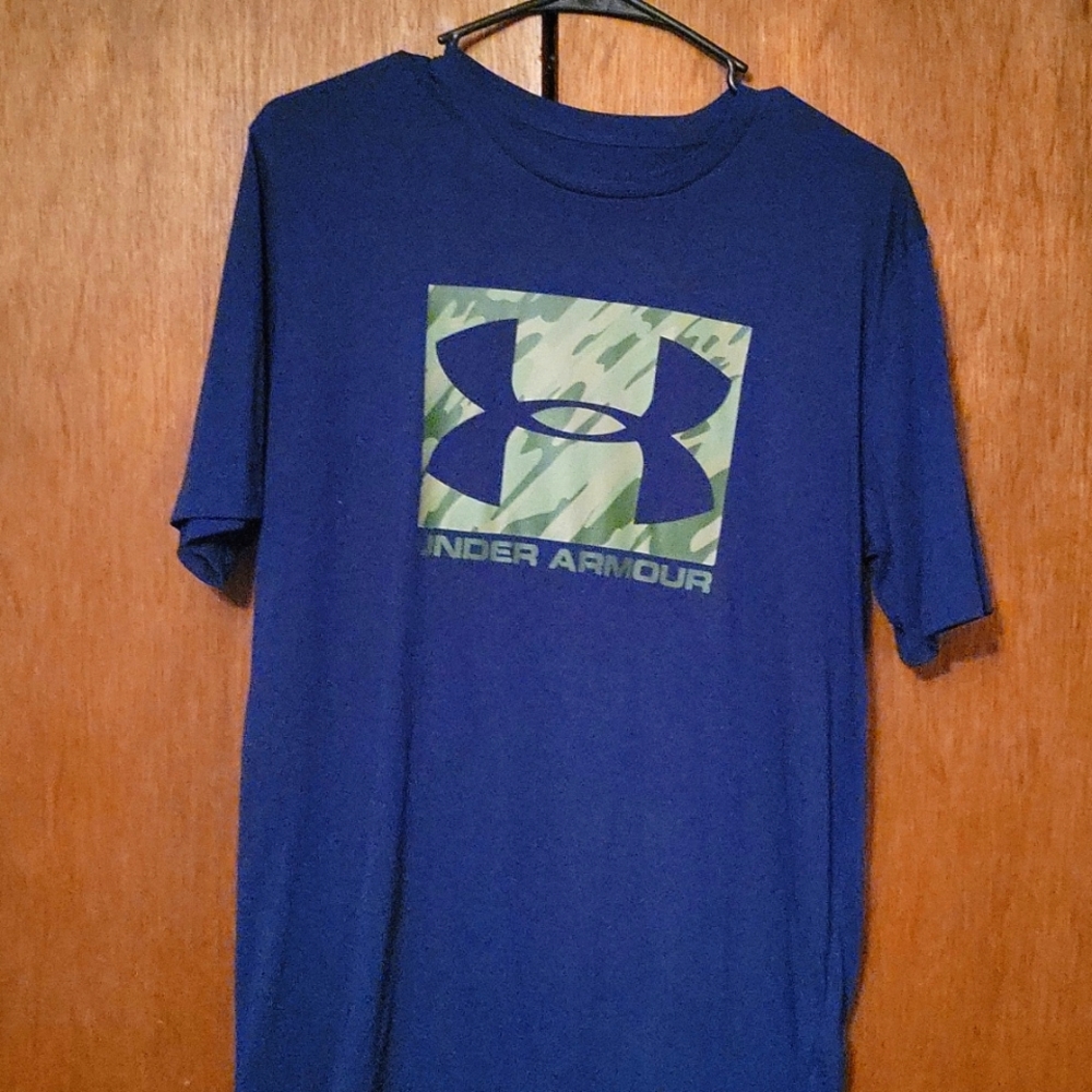 Mens medium Under Armour short sleeve tshirt. Navy blue with green camo.